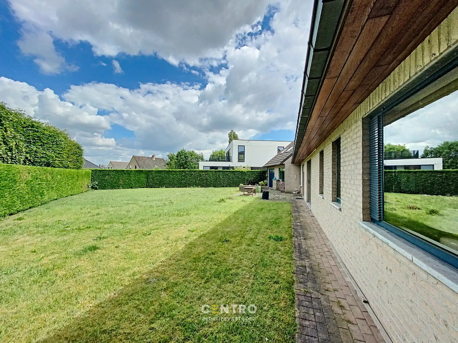 Ruim (430m²), multifunctioneel pand (bewoning, kantoor, praktijk, horeca, ...)  op ZICHTLOCATIE langs invalsweg Roeselare (vlakbij de ring R32). foto 8