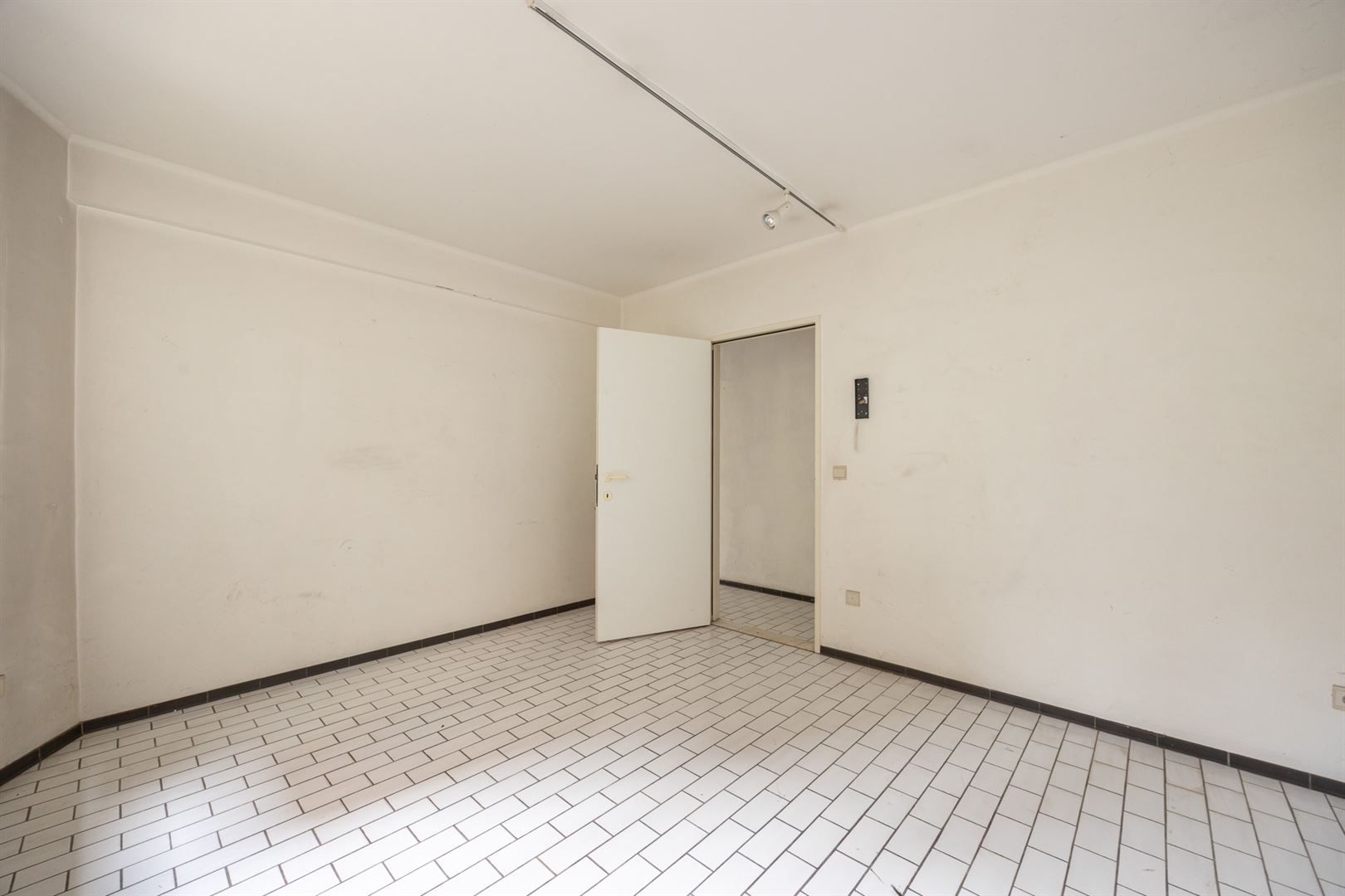 Te renoveren gelijkvloers ZONDER DOMICILIE/tweede verblijf met tuin op toplocatie in Antwerpen

 foto 10