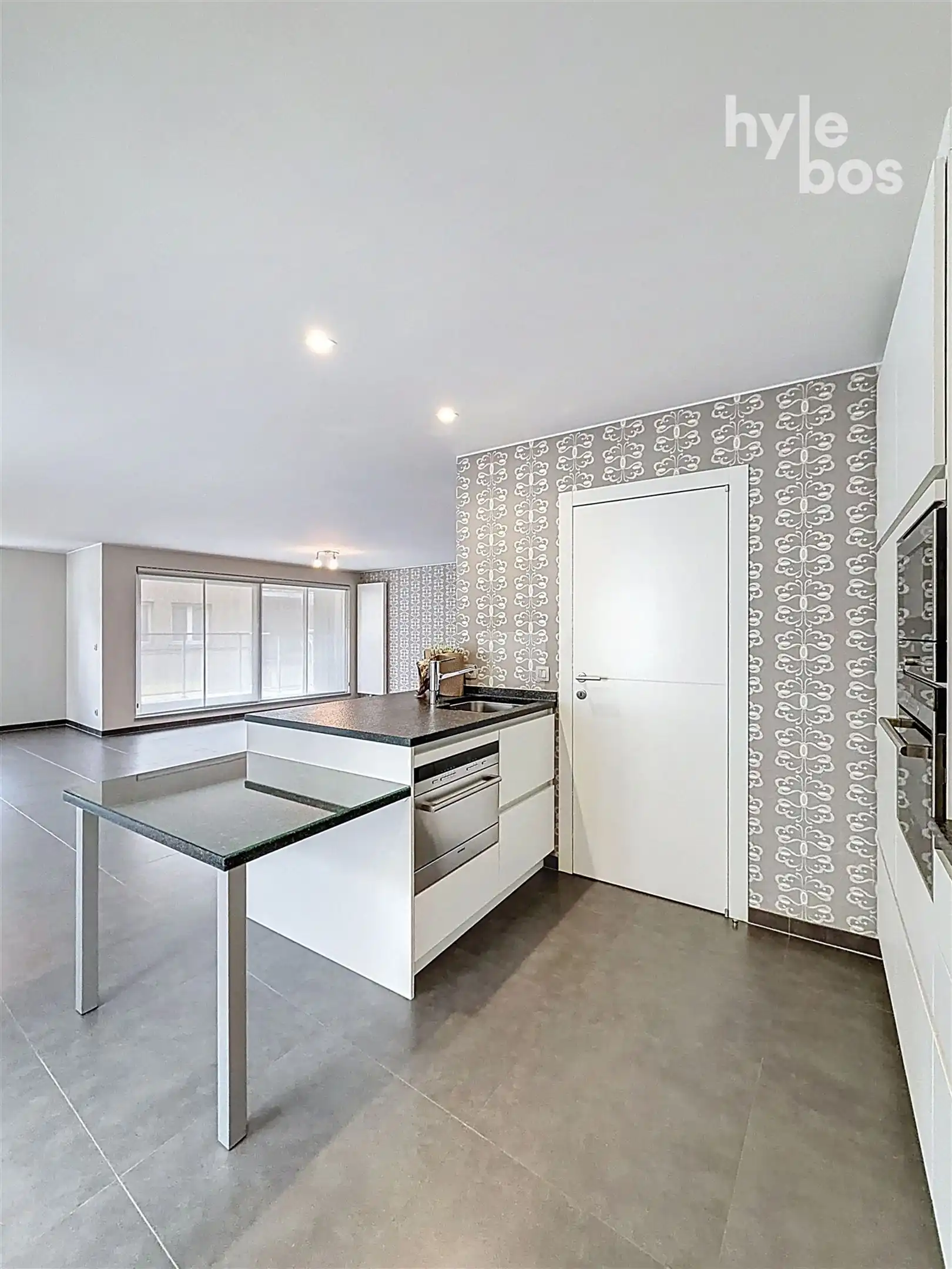 Instapklaar centraal gelegen appartement met garage foto 11