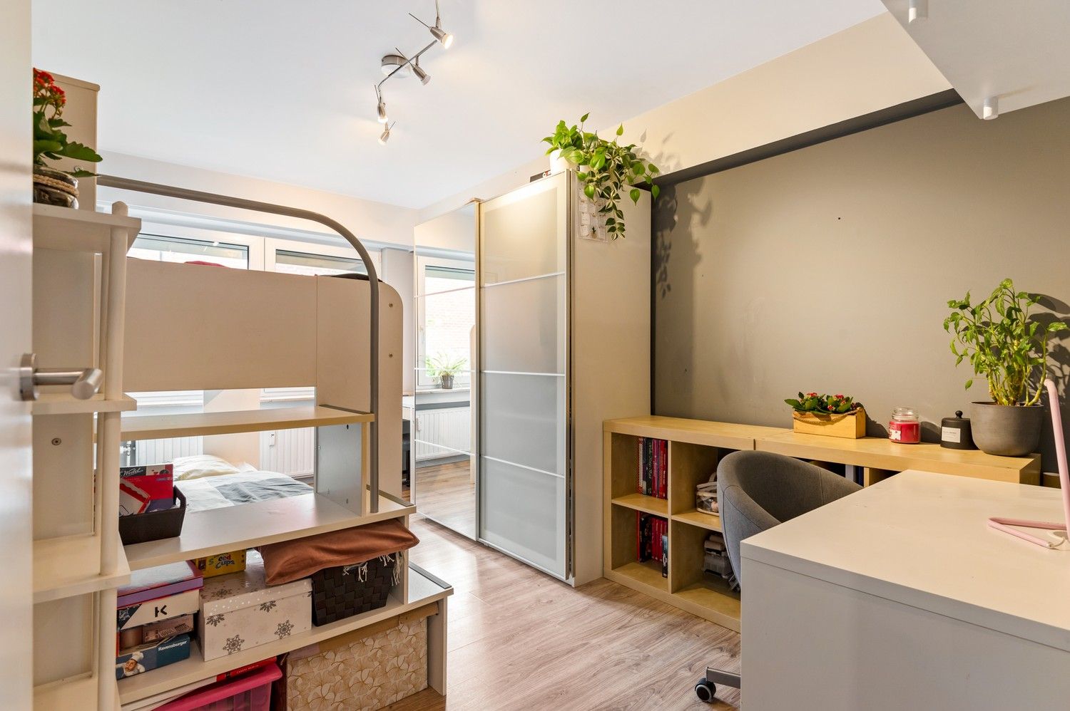 Instapklaar appartement met 3 slaapkamers, mooi terras, tuin en garagebox op toplocatie in Borgerhout! foto 12