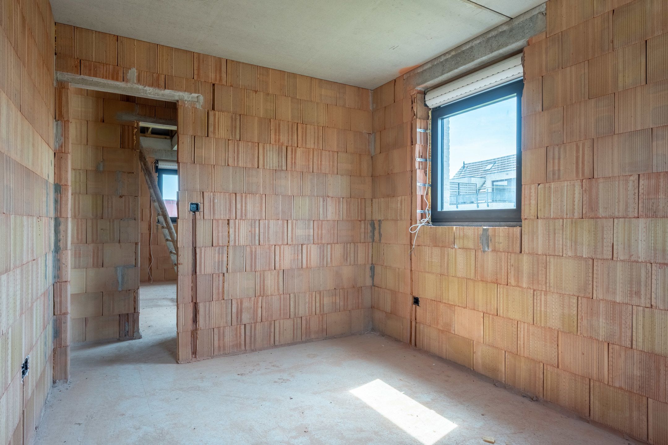 Verder af te werken woning met o.a. 4 slaapkamers, inpandige garage, ... foto 15