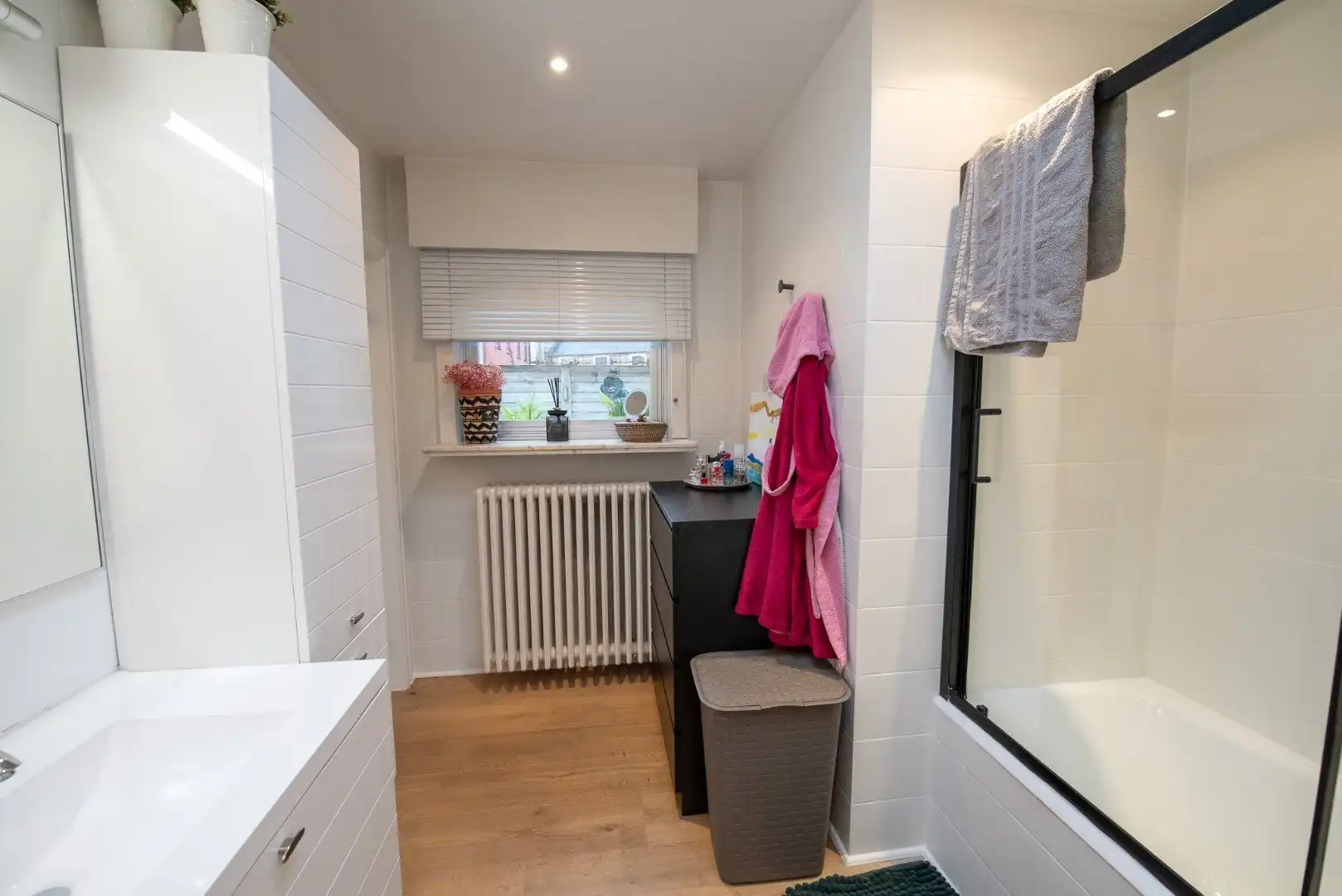 Instapklare hoekwoning met 2 garages 'TE KOOP' te Oeselgem. foto 17