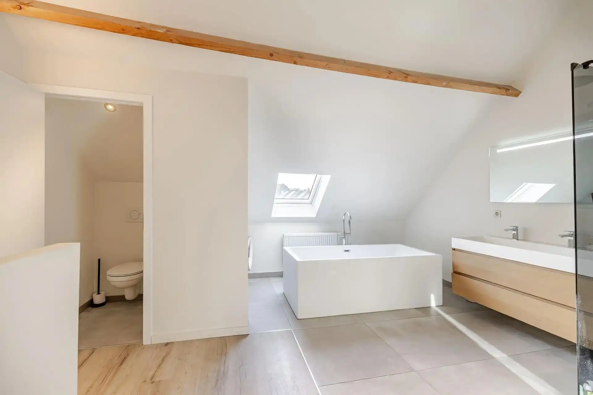 Stijlvol handelspand met kwalitatieve afwerking en charmant appartement met terras foto 33