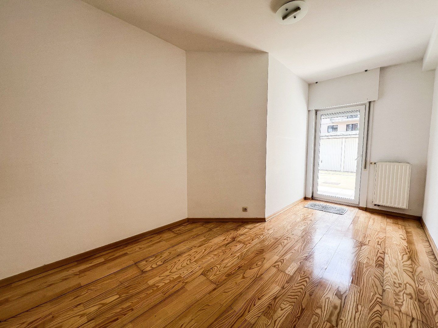  Ongemeubeld app. met parking gelegen op de Parmentierlaan in het centrum Knokke. foto 12