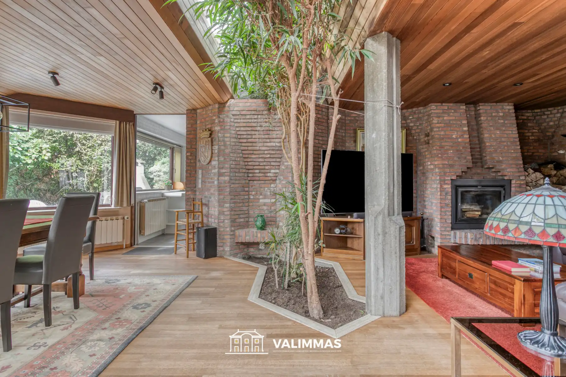 Zeer rustig gelegen villa met garage en tuin met zwemvijver foto 9