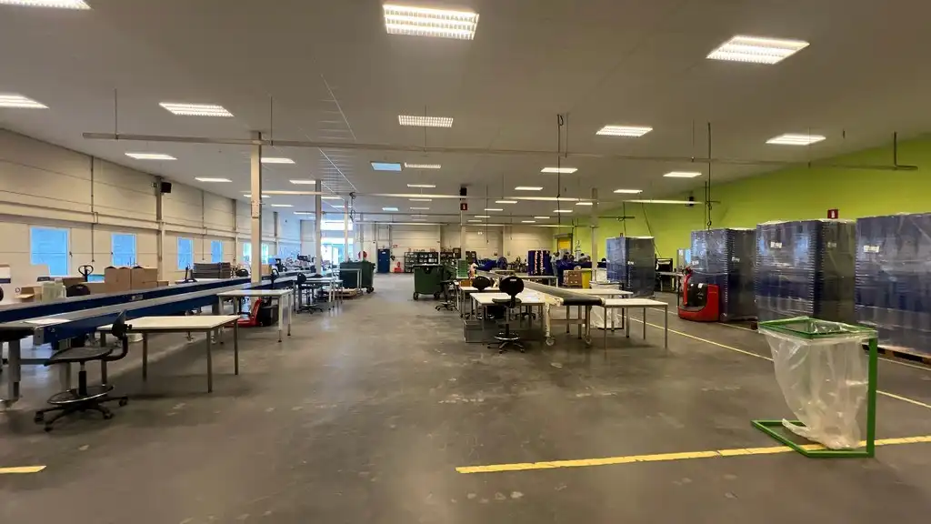 Magazijn met sociale ruimtes te huur in Industriepark-Drongen foto 2