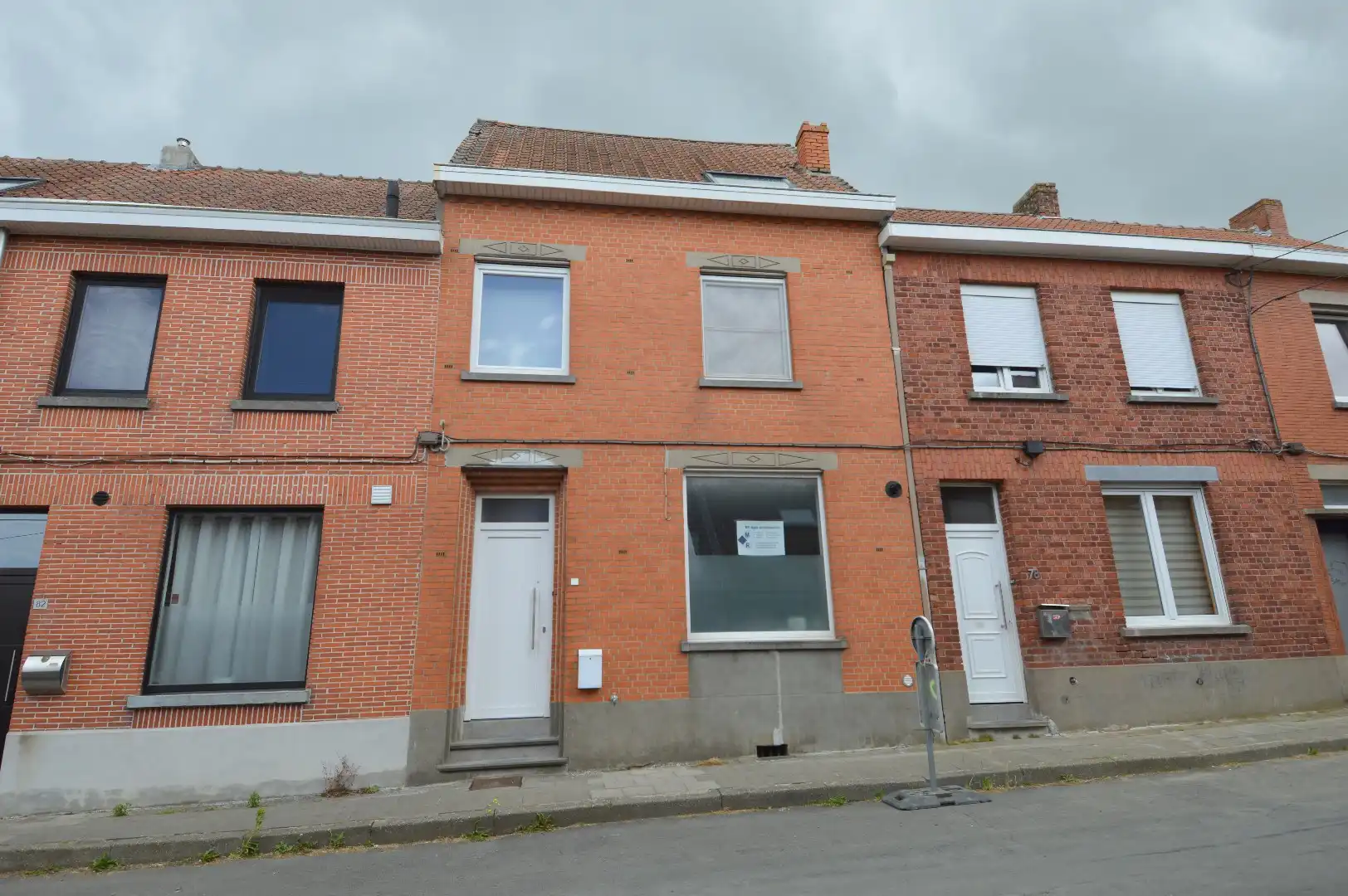 Volledig vernieuwde woning met twee slaapkamers dichtbij het centrum van Bellegem foto {{pictureIndex}}