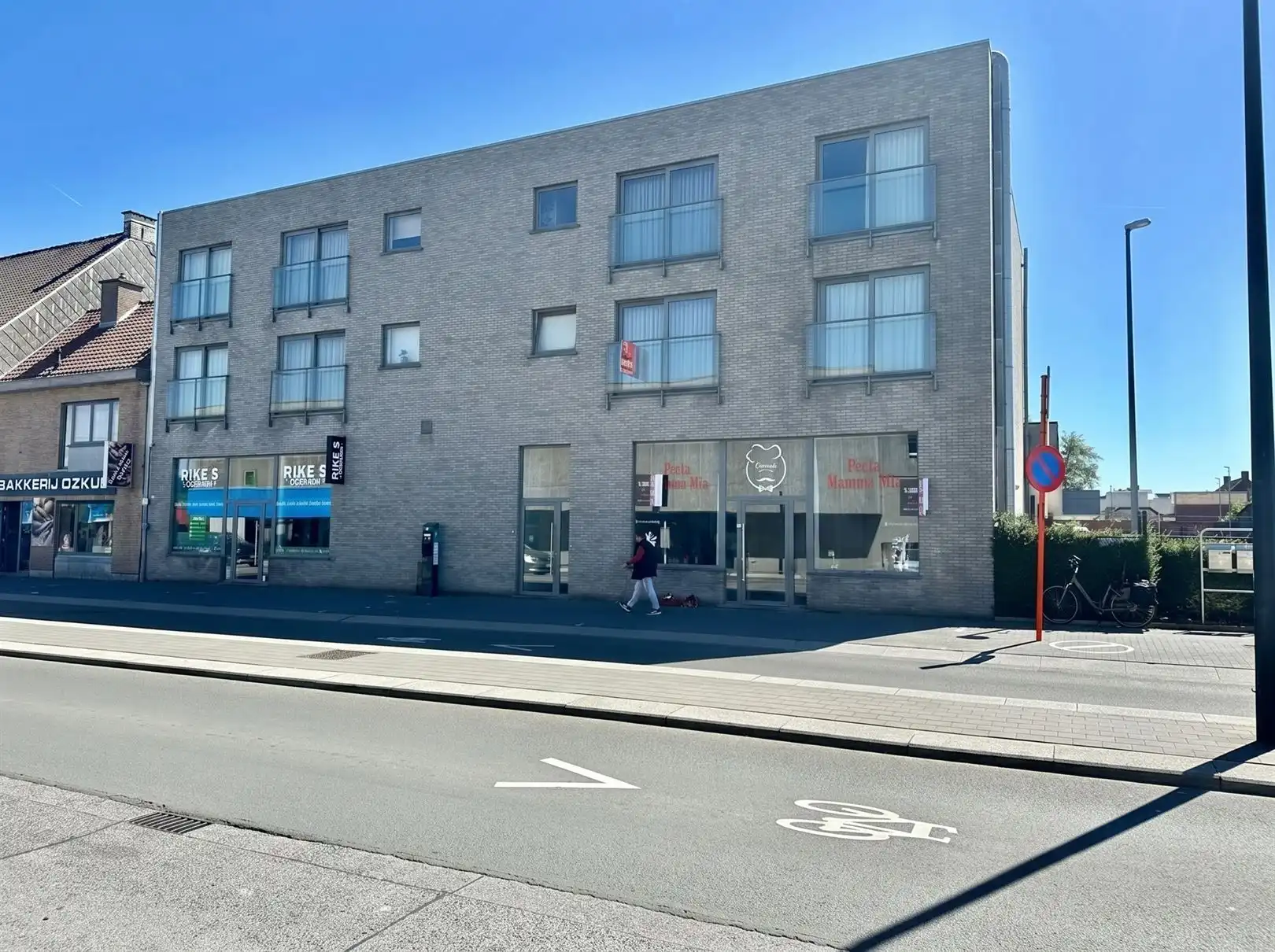 Modern, recent appartement aan het station van Waregem. foto {{pictureIndex}}