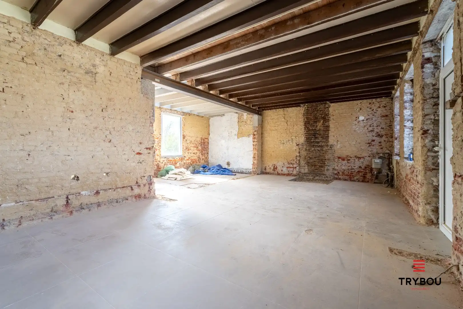 Te renoveren alleenstaande woning op een ruim perceel van 896m² in Houthulst foto 4