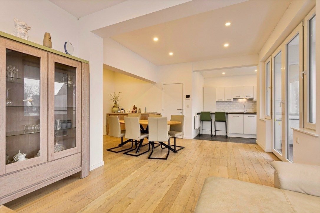 Gerenoveerd penthouse app. 3 slpk. met terras en kelder foto 2