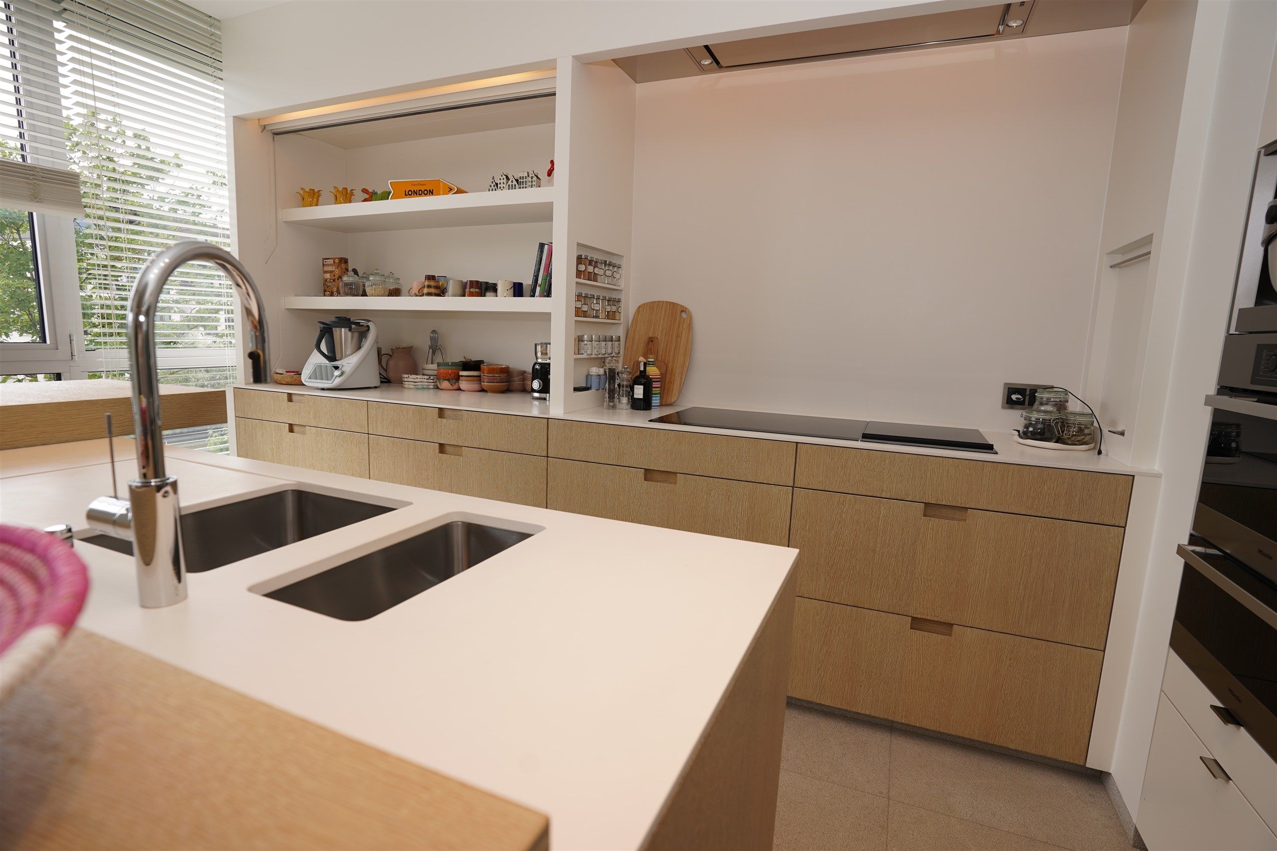 Luxeappartement met frontaal Leiezicht & voorbijglijdende bootjes foto 16