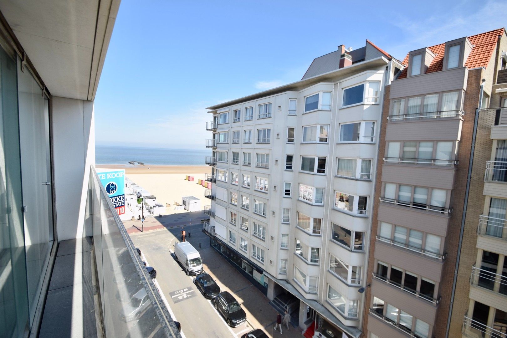 Appartement met zijdelings zeezicht gelegen vlakbij de winkels in de Kustlaan en de Zeedijk. foto 10