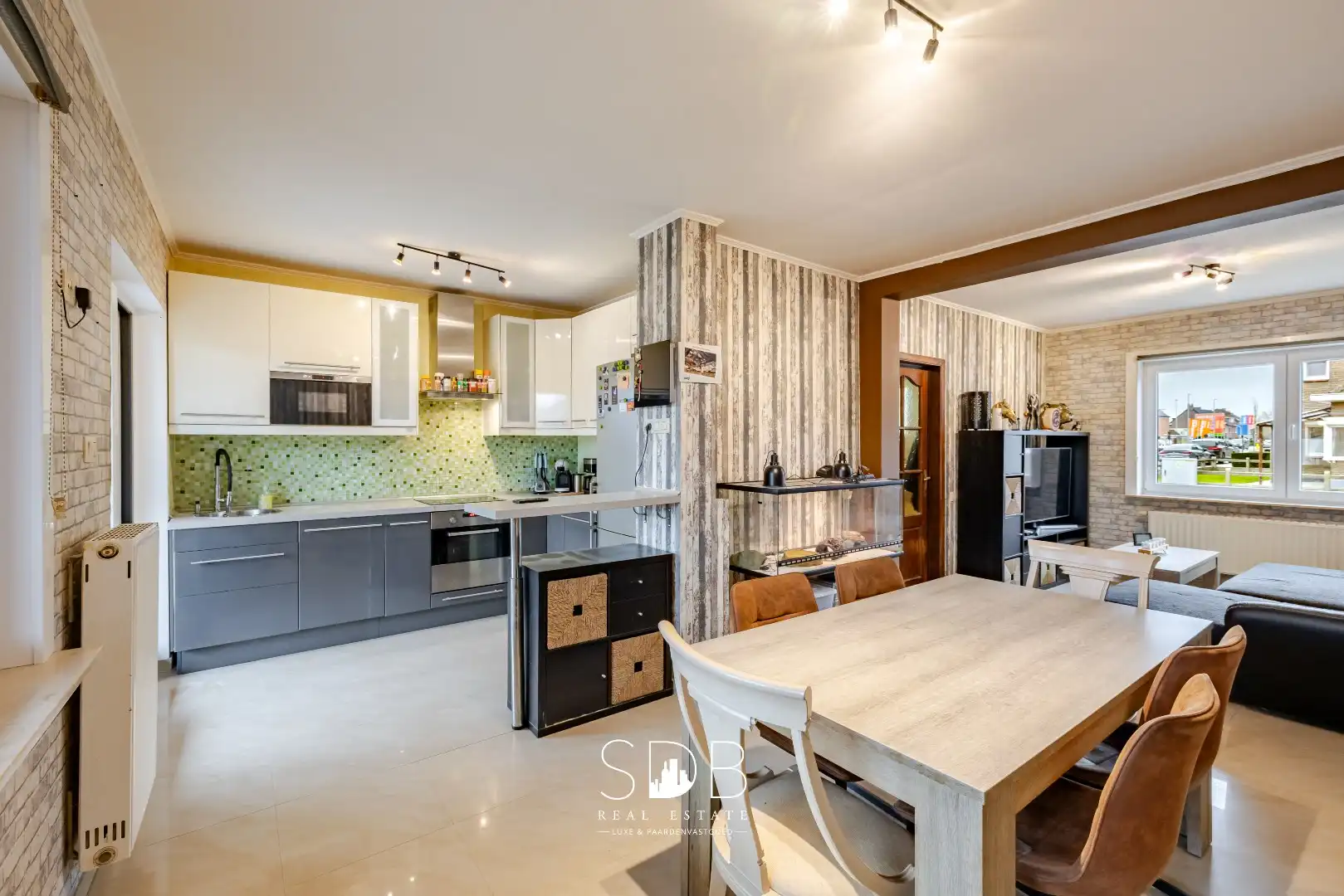 Instapklare half open bebouwing met gezinstuin foto 9