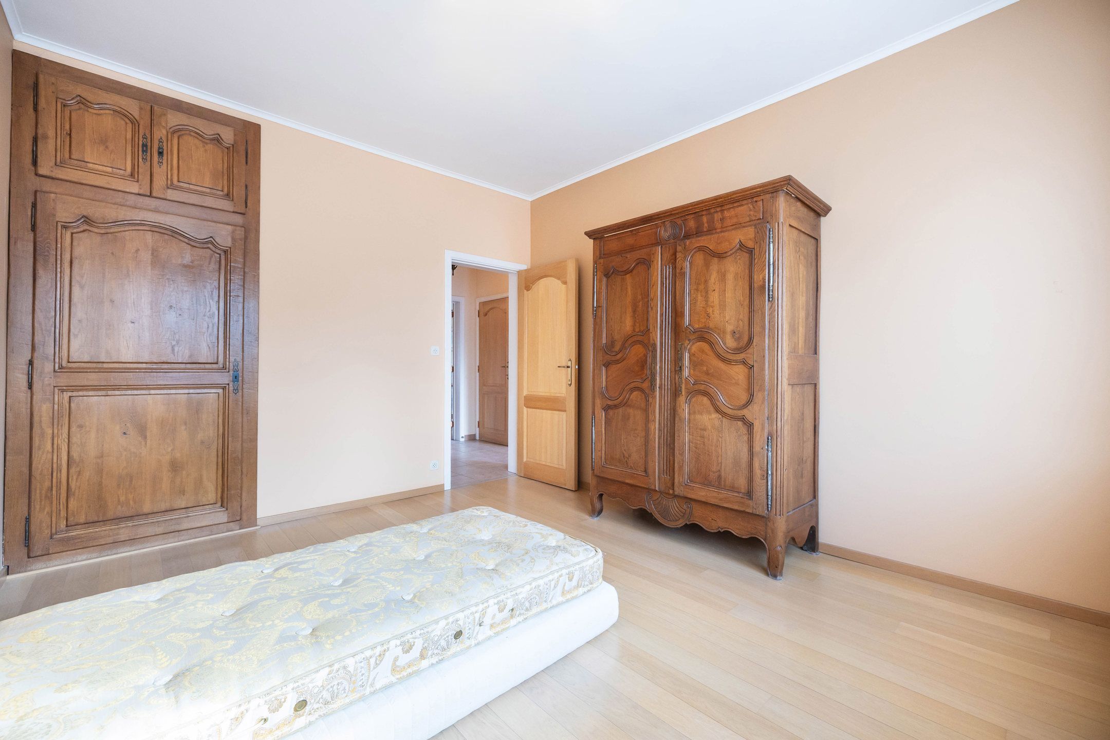 Appartement met 2 slaapkamers + zolder + garage + buitenparking inbegrepen foto 12