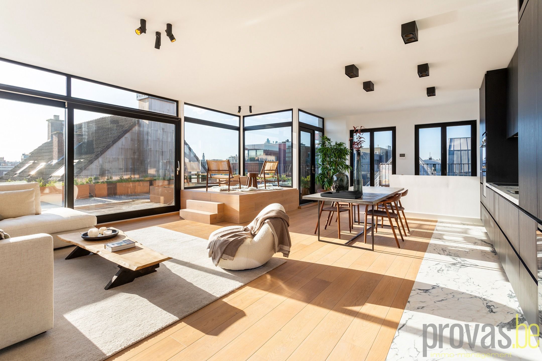 PRACHTIGE PENTHOUSE VAN CA 134 M² MET UNIEK TERRAS CA 102 M² foto 1