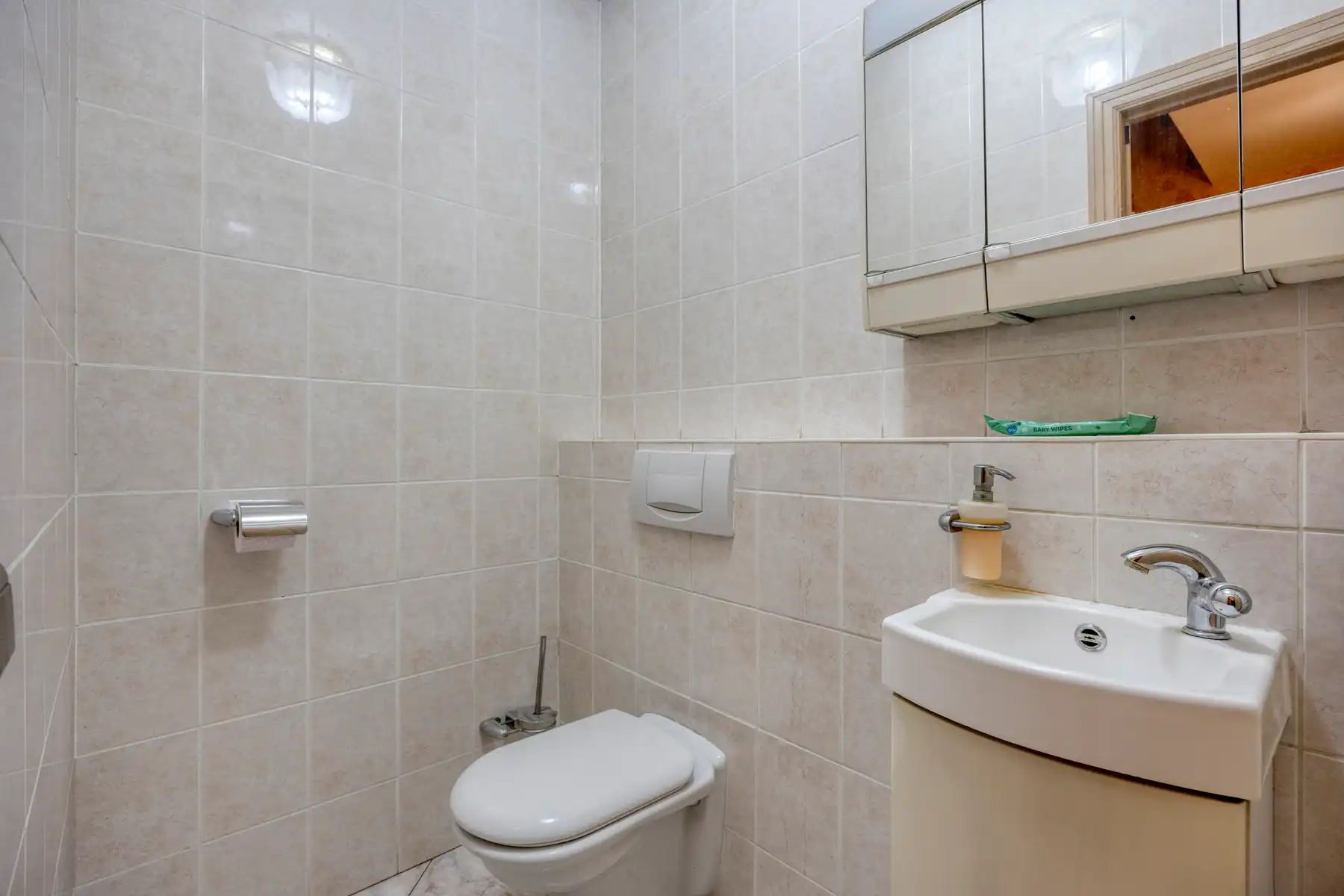 Gezinswoning met vier slaapkamers, tuin en ruime garage foto 6