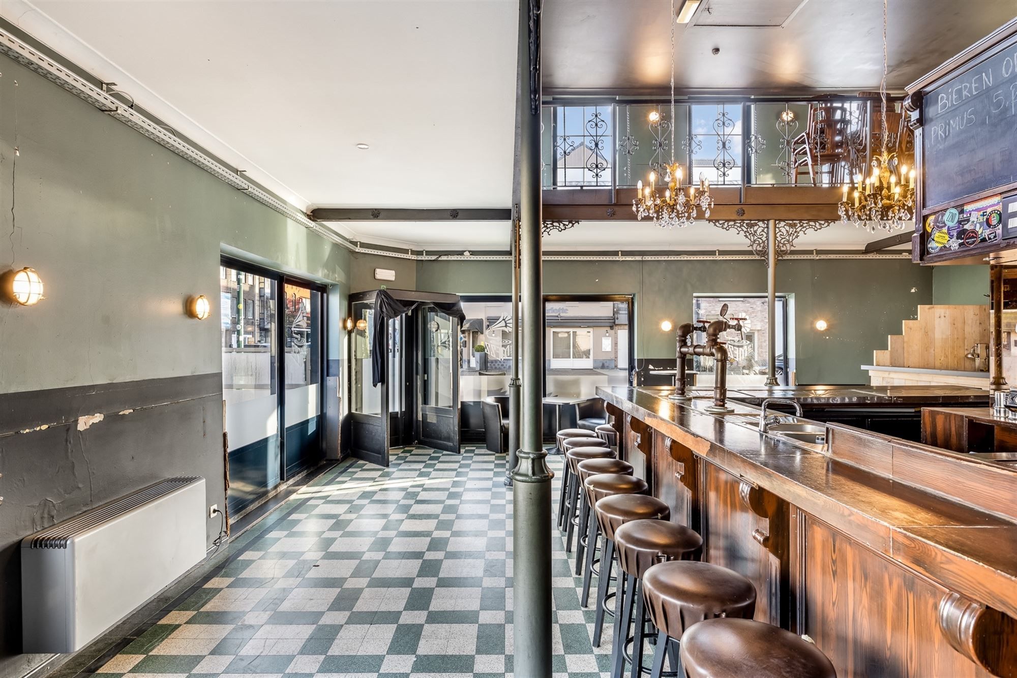 TE RENOVEREN HORECAZAAK MET POTENTIEEL, ZEER GOED GELEGEN IN HET CENTRUM VAN LEOPOLDSBURG foto 12