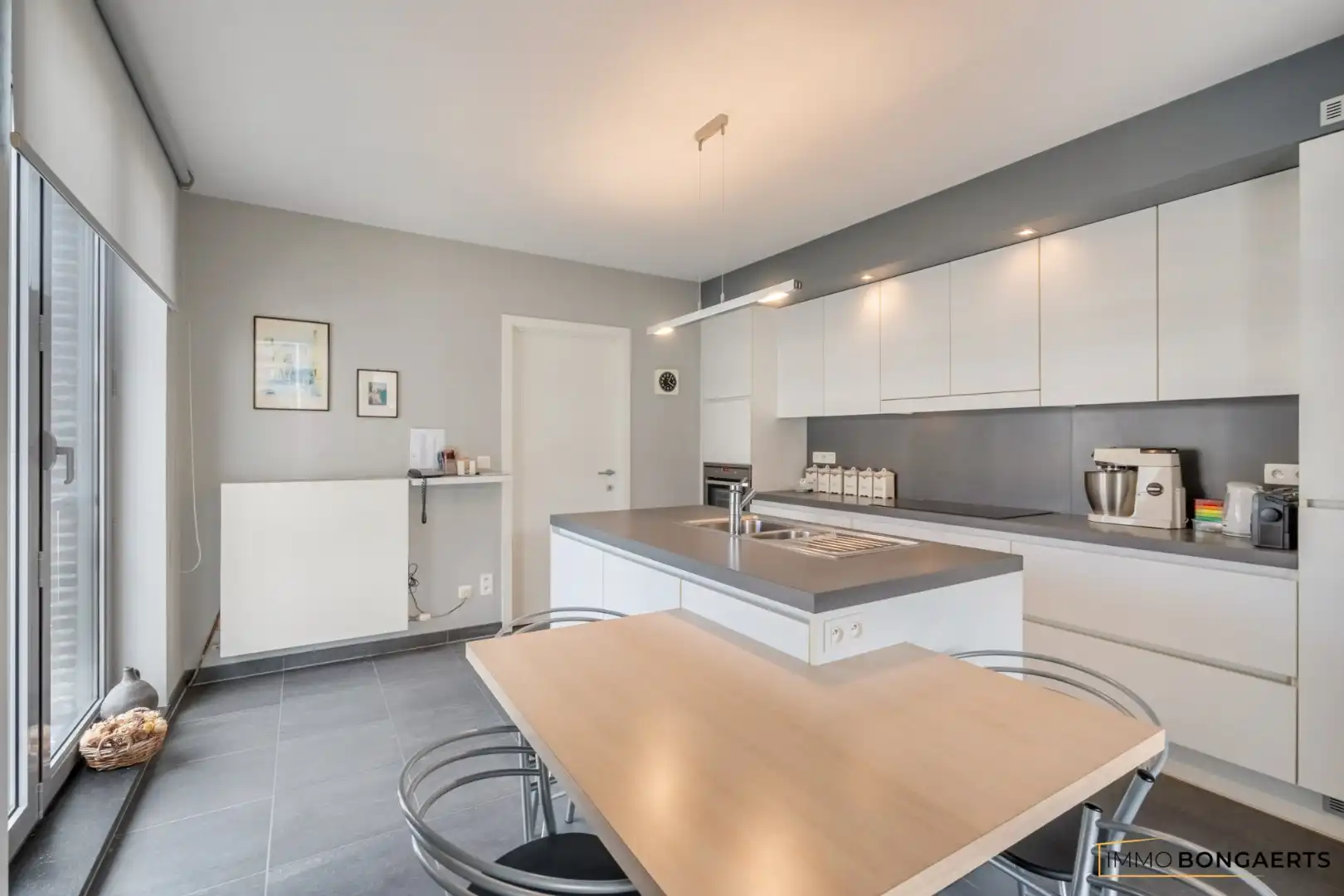 Ruim appartement met zicht op het stadsplein in het centrum van Genk foto 15