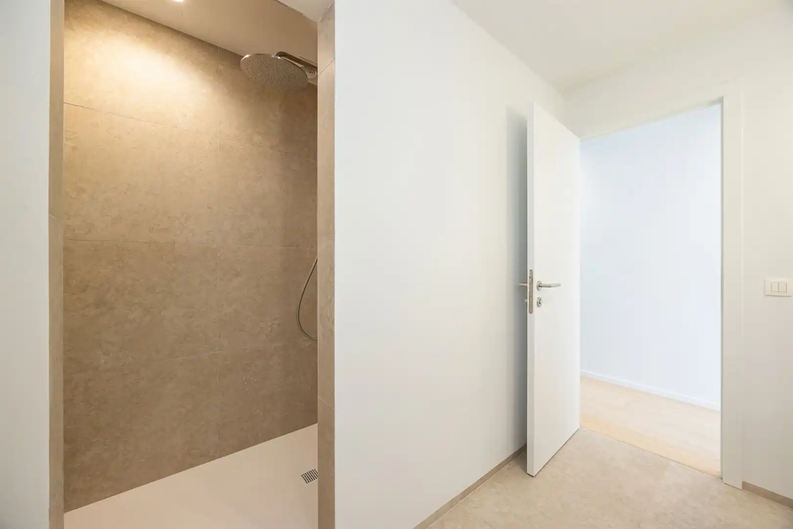 Gerenoveerd gelijkvloers met zonnige tuin foto 9
