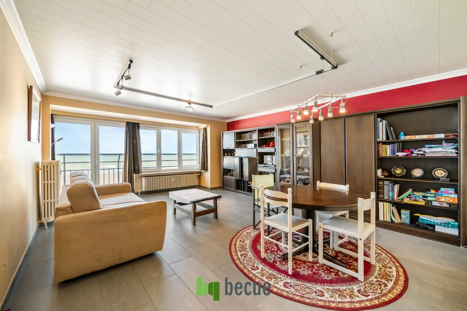Ruim lichtrijk 2 slaapkamerappartement met zicht op zee.  foto {{pictureIndex}}