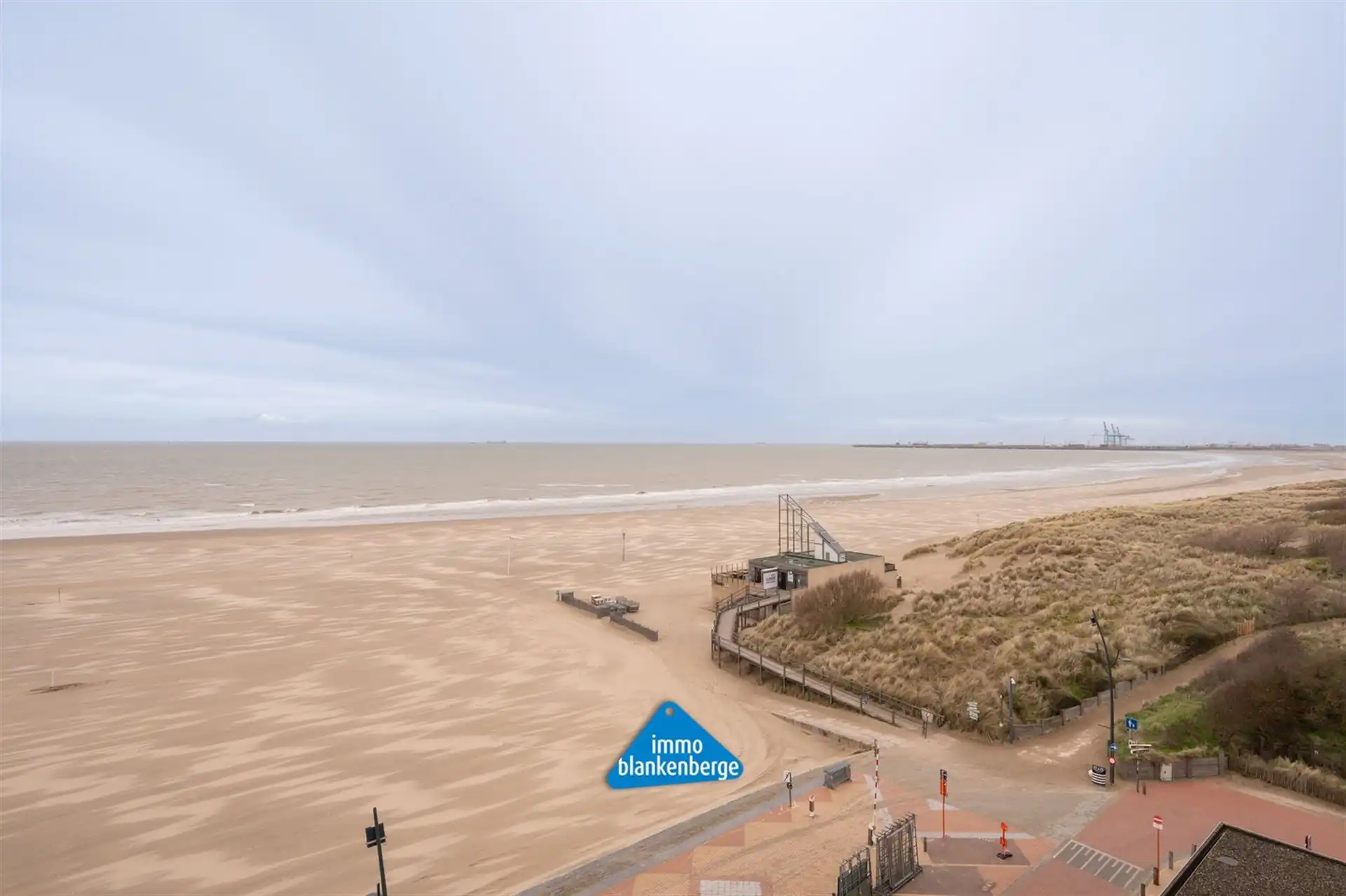 Instapklaar gemeubeld appartement op de Zeedijk van Blankenberge foto 12