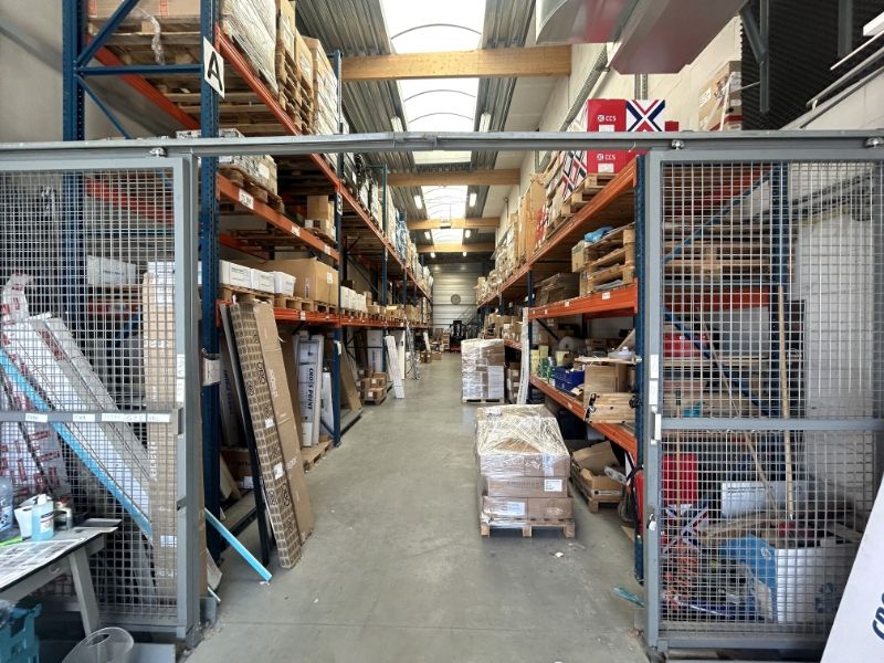Moderne KMO-unit met 299 m² kantoren en 324 m² magazijn – nabij R4 foto 16