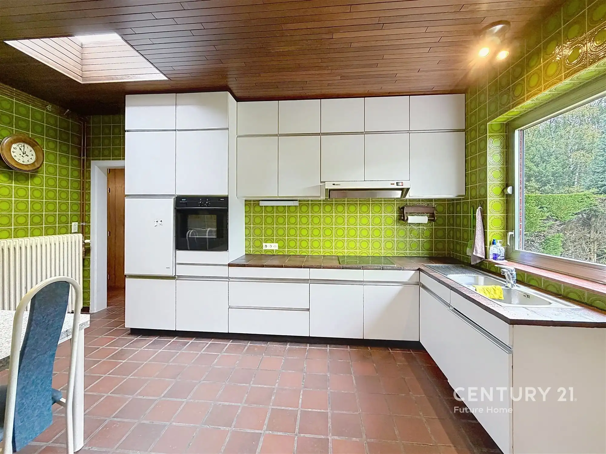 Karaktervolle architecturale woning met veel potentieel foto 10