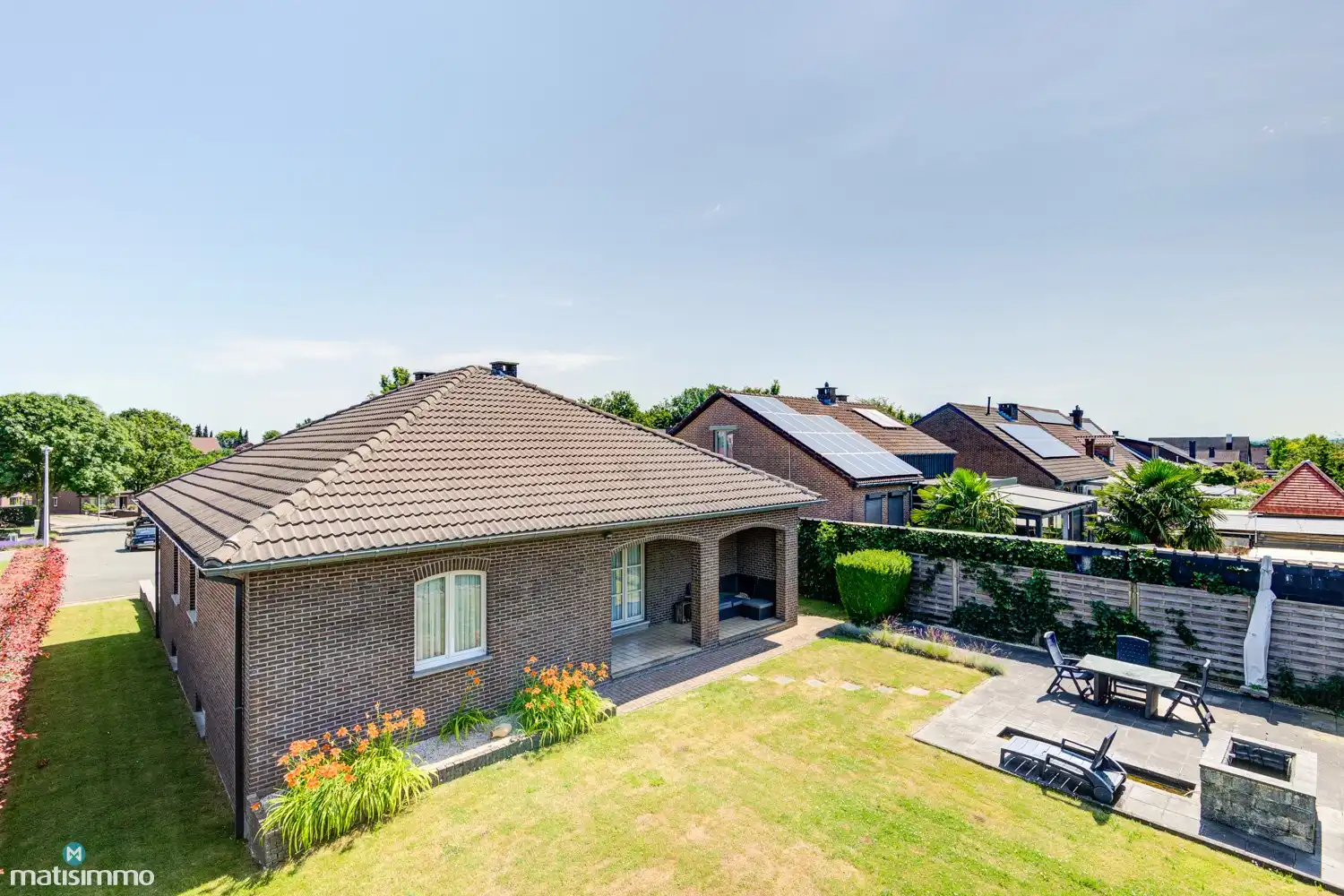VERZORGDE EN VOLLEDIG GELIJKVLOERS INGERICHTE GEZINSWONING MET 3 SLAAPKAMERS EN TUIN IN RIEMST foto 35
