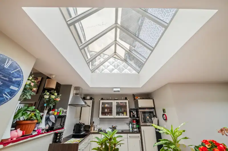 Roeselare-stadskern. Polyvalente BURGERWONING / HANDELSHUIS in 2 delen :  exclusief commercieel pand gelijkvloers met tuin en uniek triplex appartement met 2-3 slaapkamers. Verhuurd met mooi rendement ! foto 4