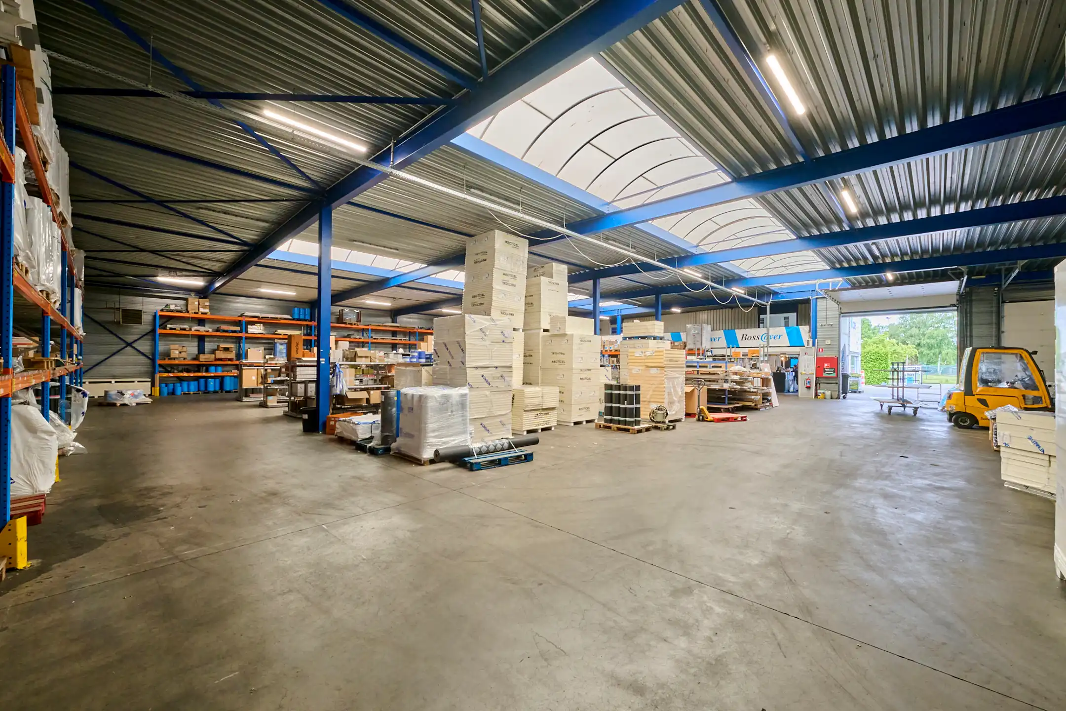 TE KOOP: MAGAZIJNEN MET RUIME KANTOREN IN GENK foto 9