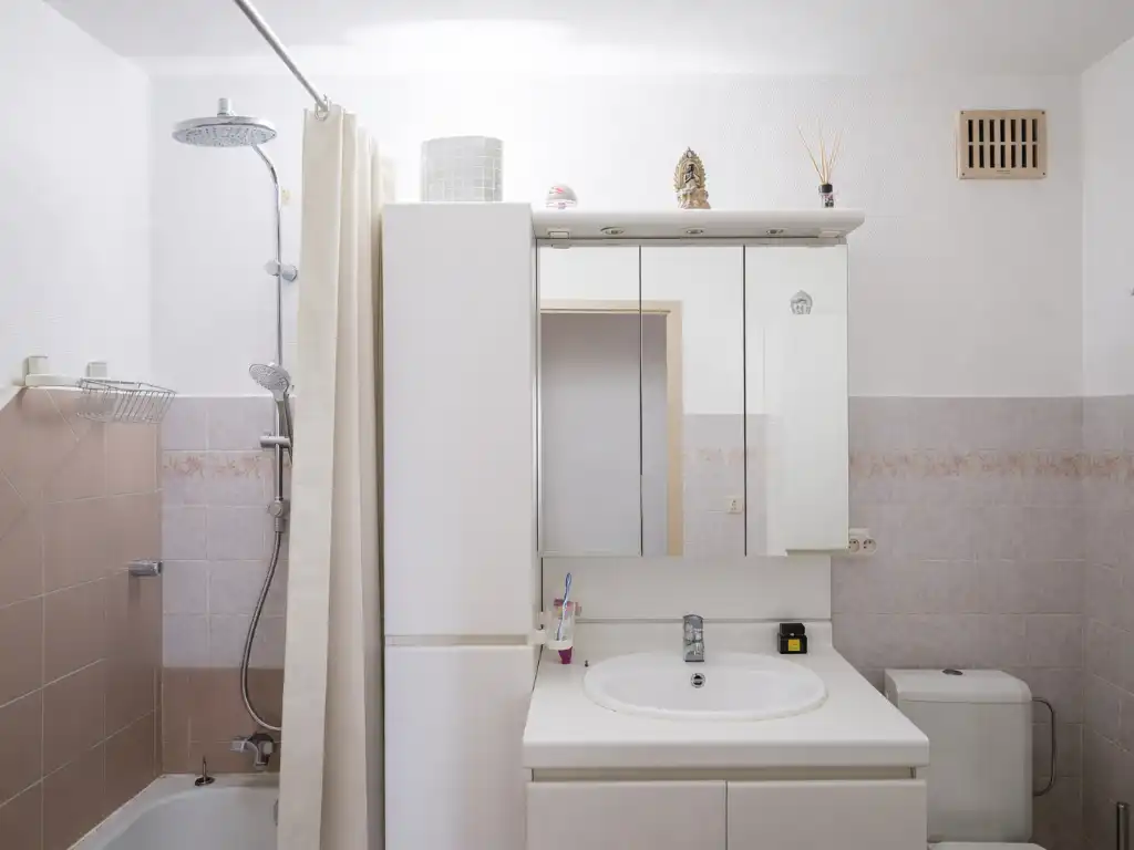 Op te frissen ruim appartement met 2 slaapkamers en een zonnig terras, gelegen vlakbij het centrum van Gent. foto 15