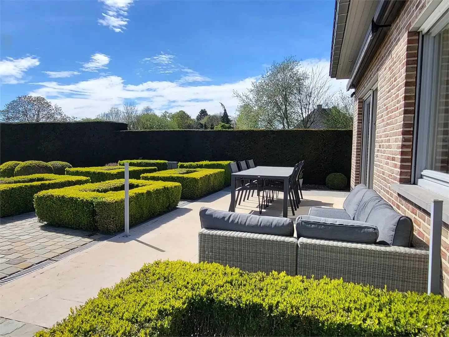 Deze ruime en uitstekend onderhouden villa-bungalow op een perceel van 1.264 m² combineert comfort, functionaliteit en een aangename woonbeleving met een zuidgericht terras en een prachtig aangelegde tuin met zwembad en badhuis. foto 10