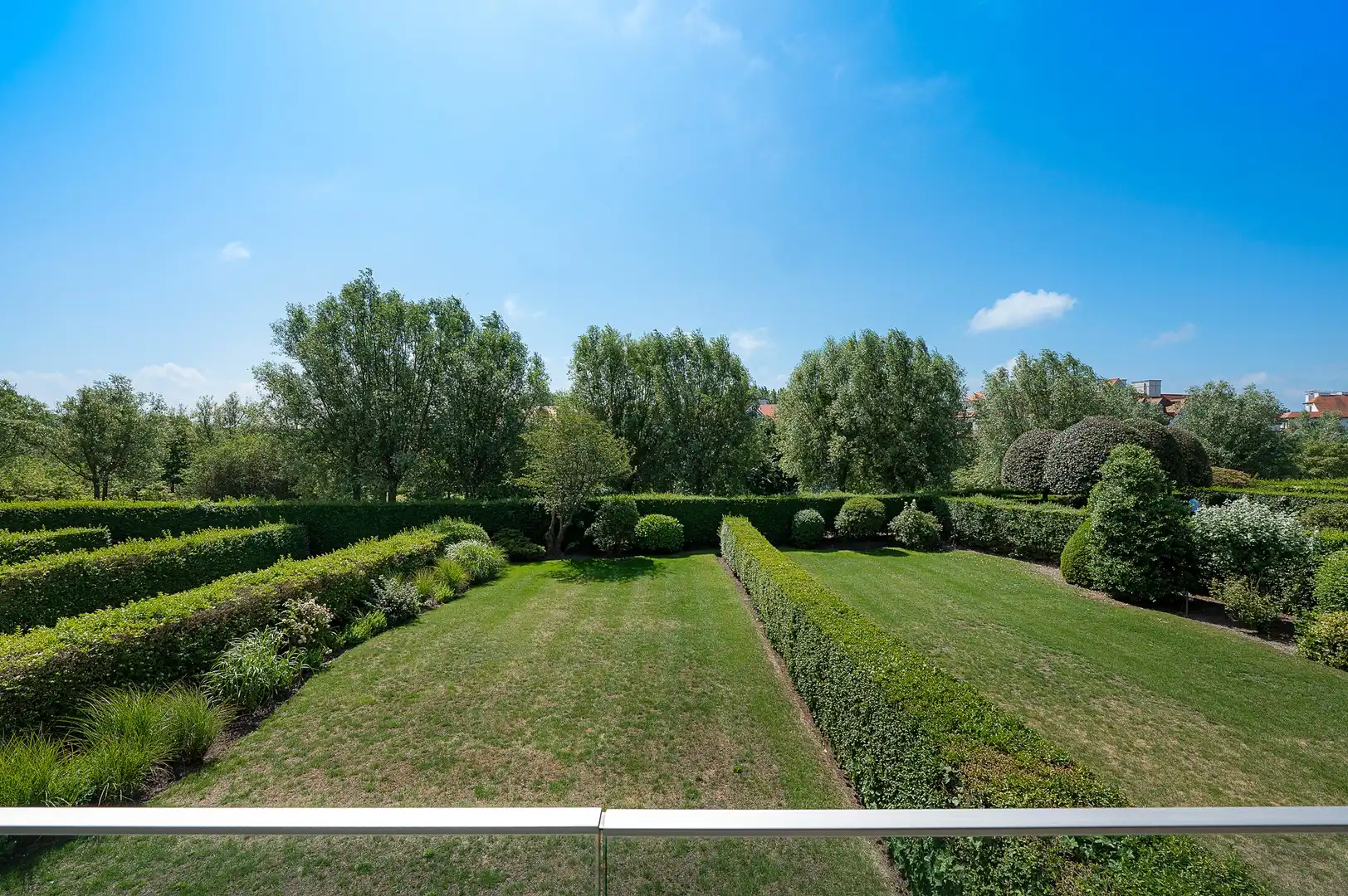 Stijlvol gerenoveerd appartement op toplocatie in het Zoute. foto {{pictureIndex}}