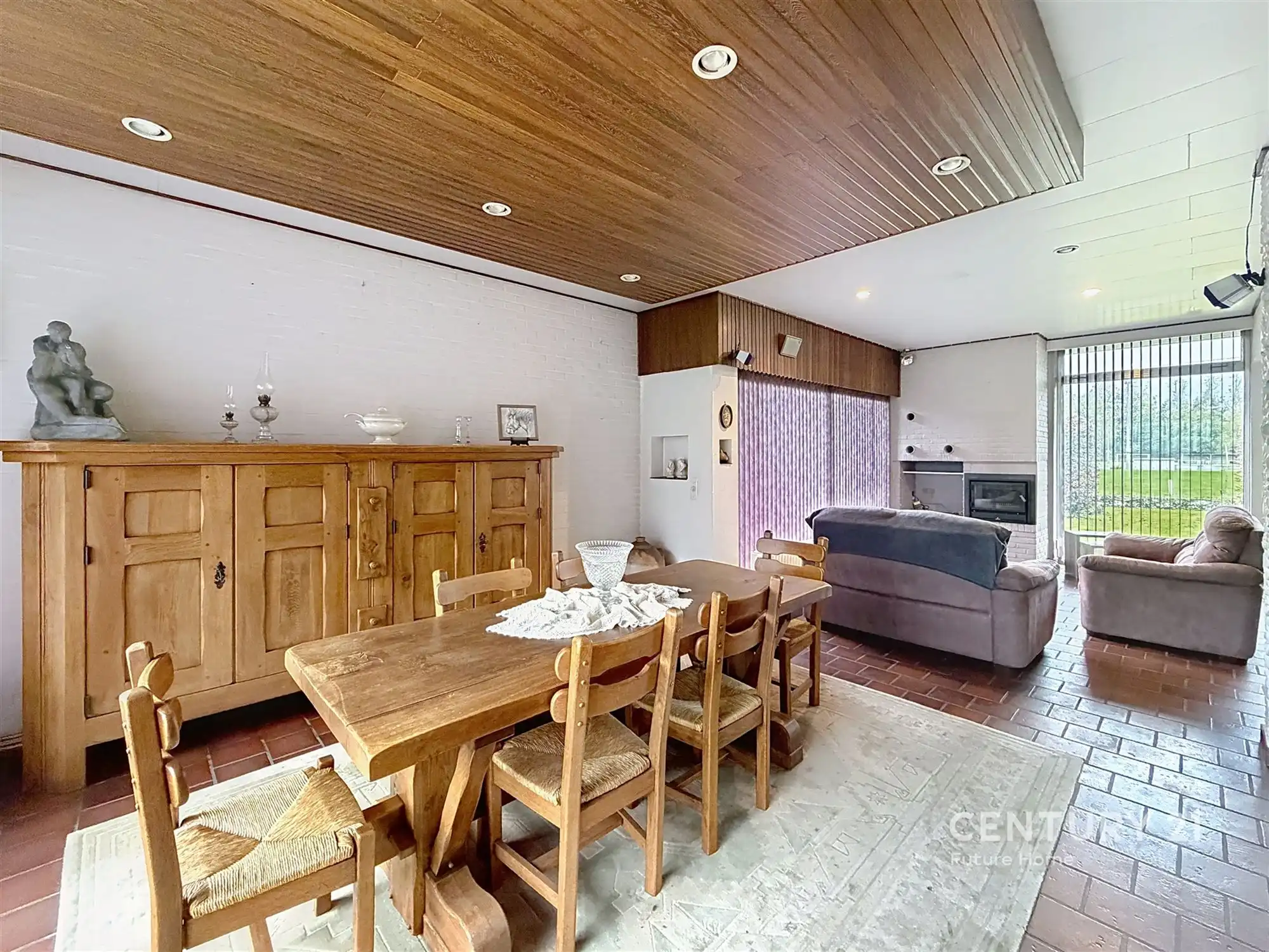 Karaktervolle architecturale woning met veel potentieel foto 9