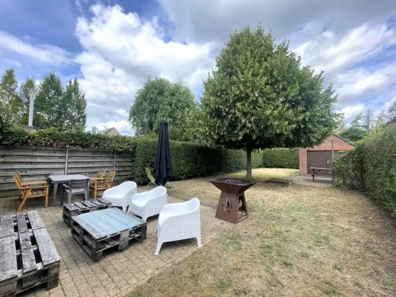 Instapklare half-open bebouwing met mooie tuin & garage foto 2