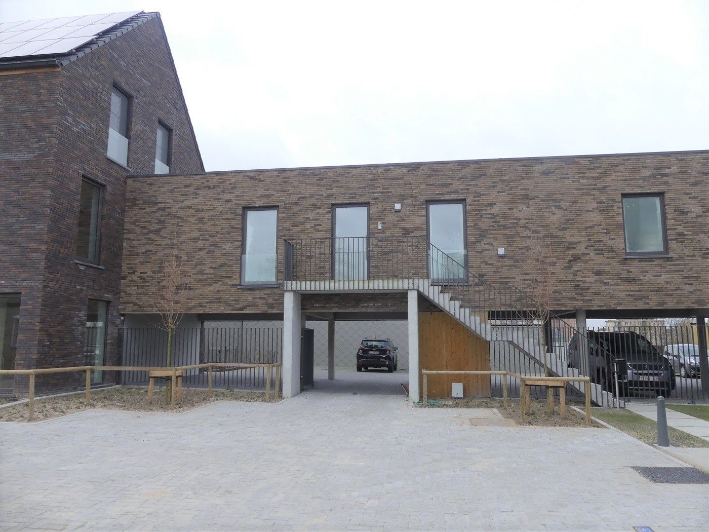 Buiten parkeerplaats op het woonerf "Noordvesten", langs de Kleine Dijk te Diksmuide - op wandelafstand v/h centrum foto {{pictureIndex}}