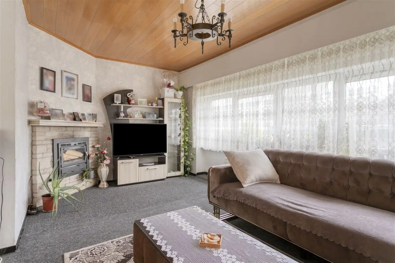 Ruime hoekwoning met 3 slaapkamers, grote zolder en 4 garages. foto 5