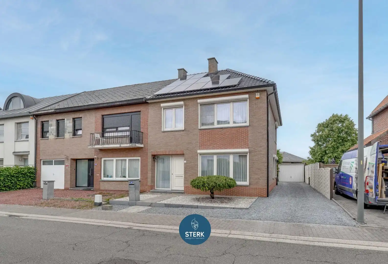 INSTAPKLARE GEZINSWONING MET LEUKE TUIN NABIJ HET CENTRUM VAN LANAKEN ! foto {{pictureIndex}}