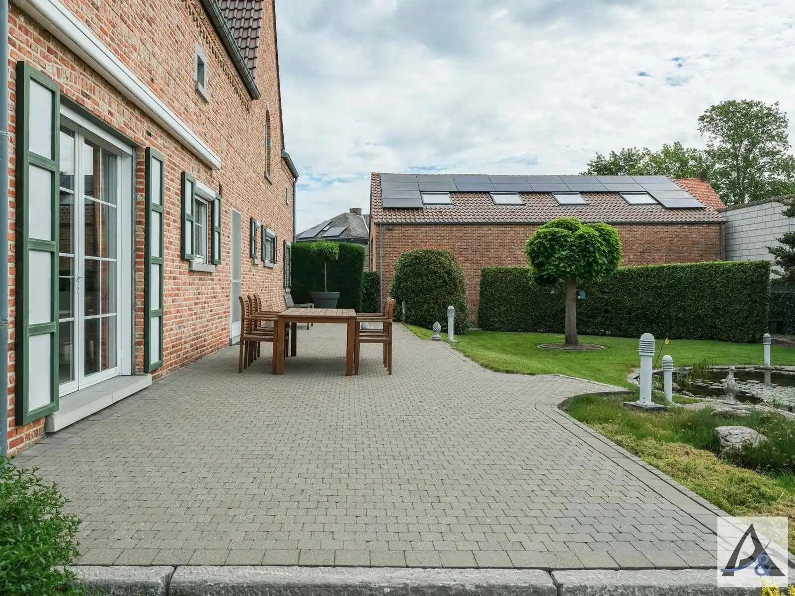 Exclusieve villa met ruime loods in hartje Munsterbilzen foto 14