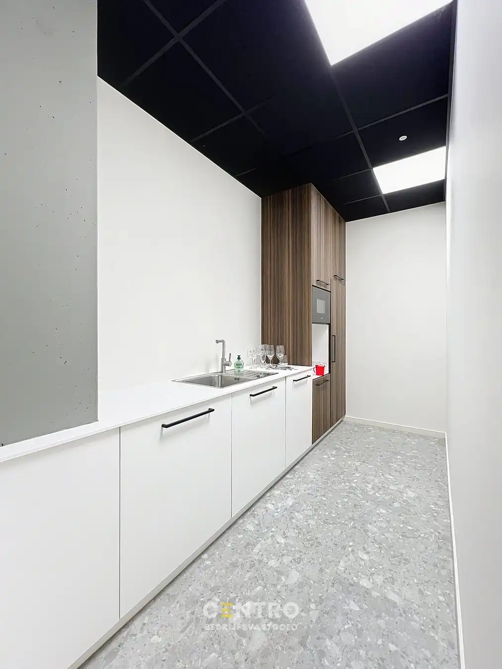 Energiezuinige, vernieuwde SERVICED kantoorruimte met mogelijkheid om een MAGAZIJN (215m²) bij te huren op Ieper Business Park! foto 11