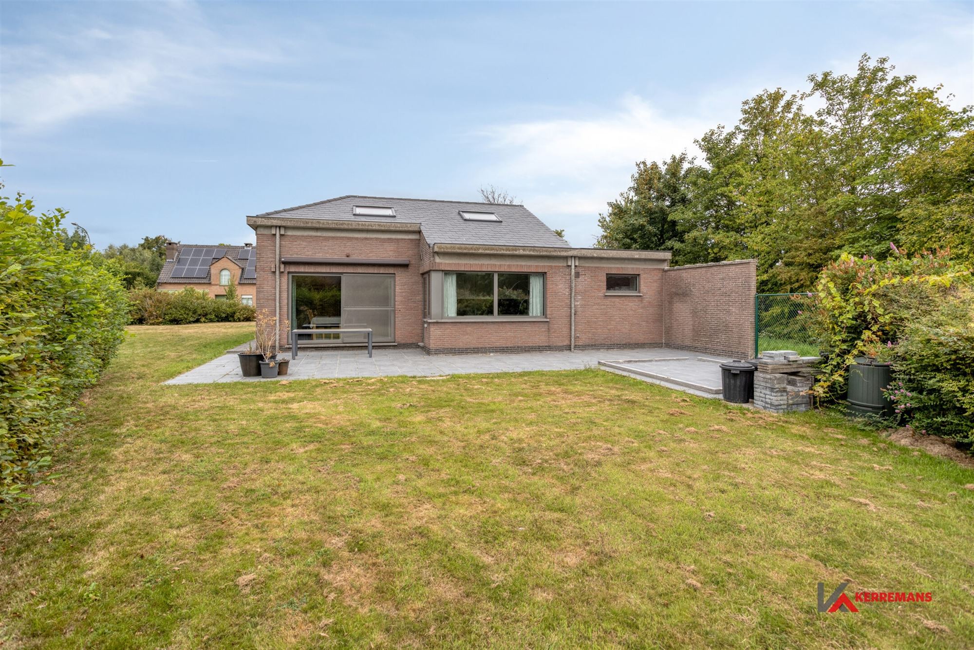Woning met 3 slaapkamers, garage en tuin.  foto 3
