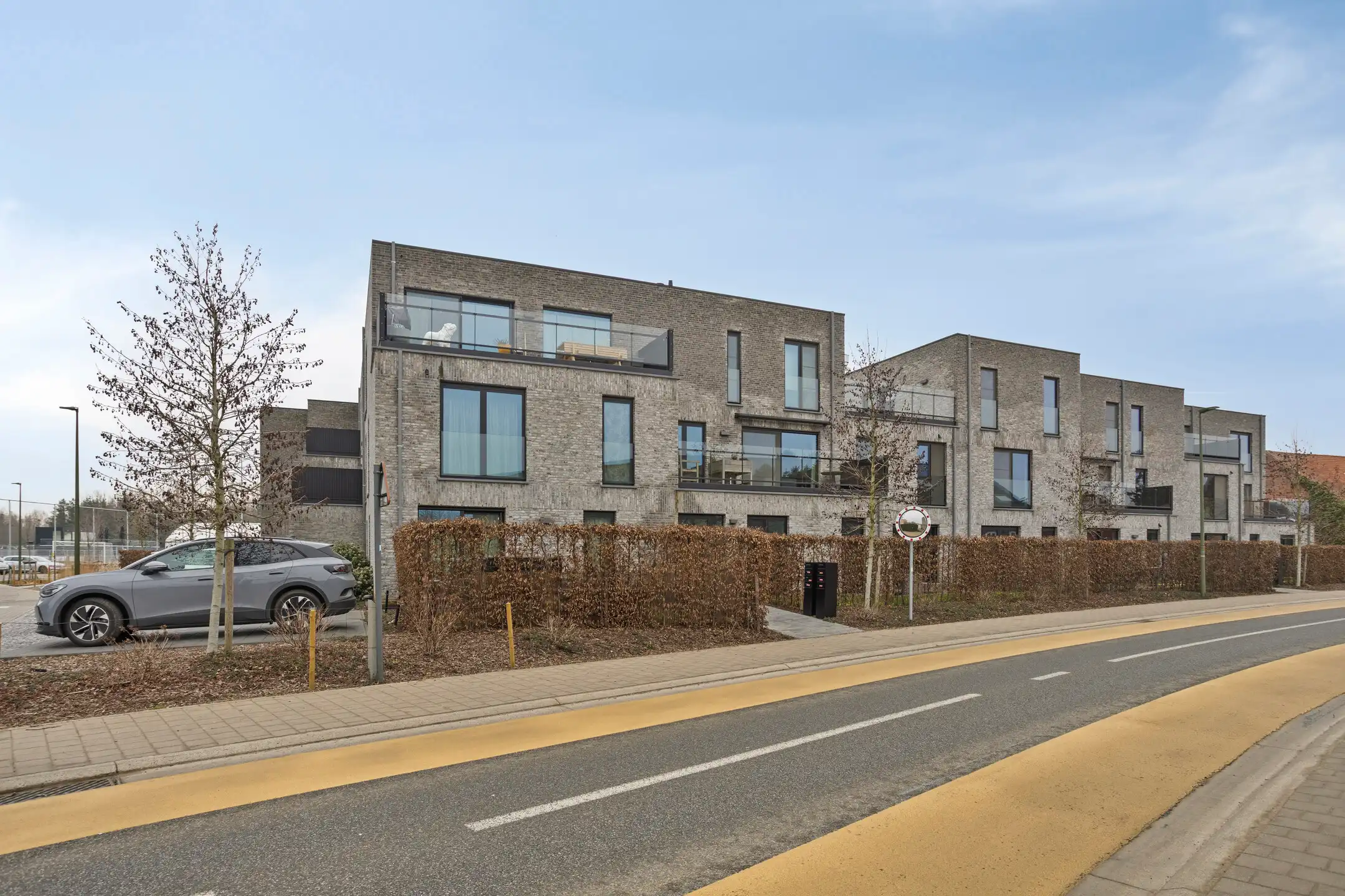 Recent gelijkvloers appartement met parking foto {{pictureIndex}}