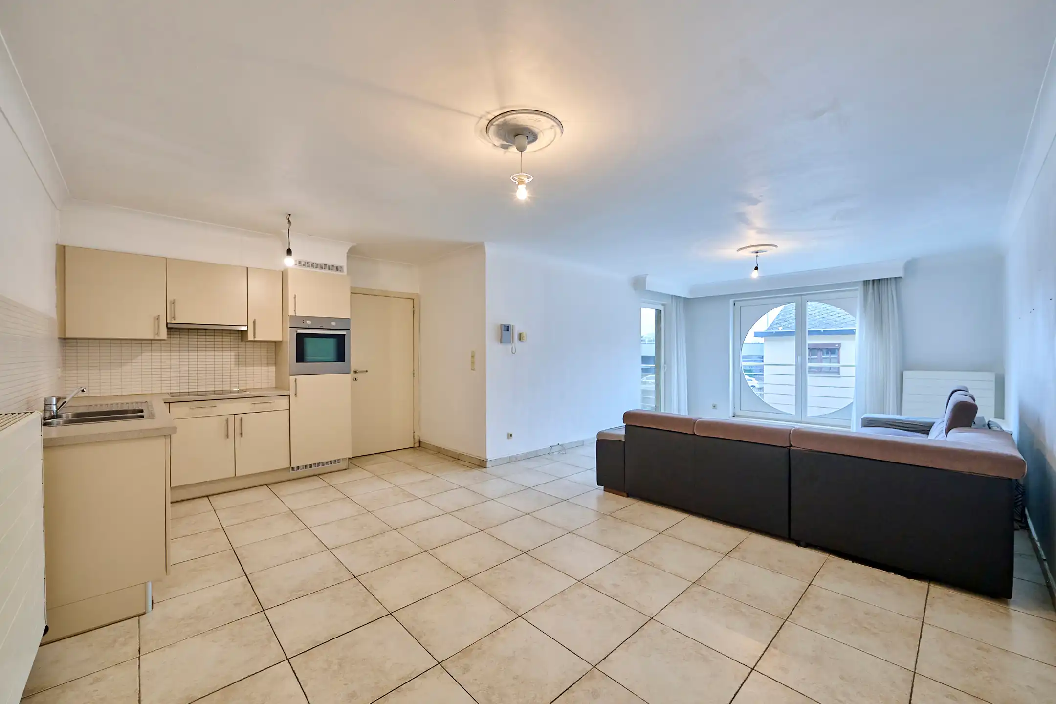 RUIM INSTAPKLAAR APPARTEMENT MET 2 SLAAPKAMERS NABIJ CENTRUM foto 2