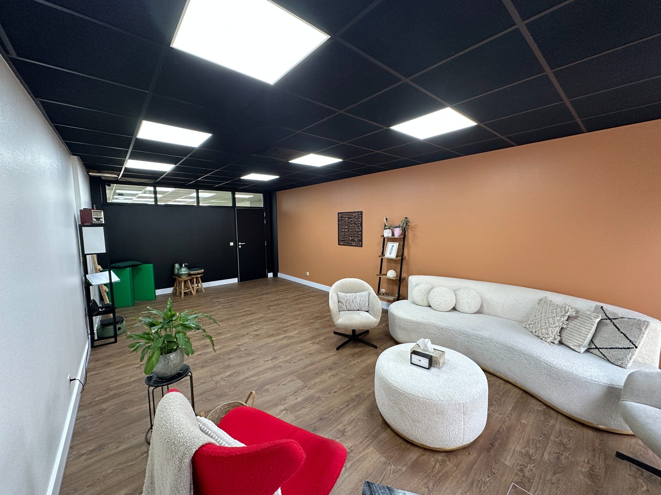 Handelsgelijkvloers van 200m² te Genk centrum, onmiddellijk beschikbaar foto 3