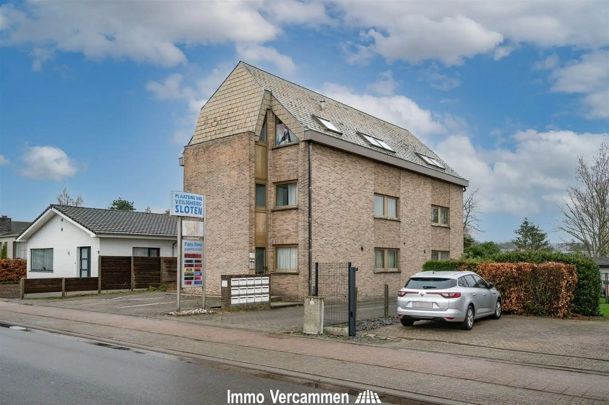 Opbrengsteigendom - voormalig studentenhuis en loods - te Sint-Katelijne-Waver foto {{pictureIndex}}