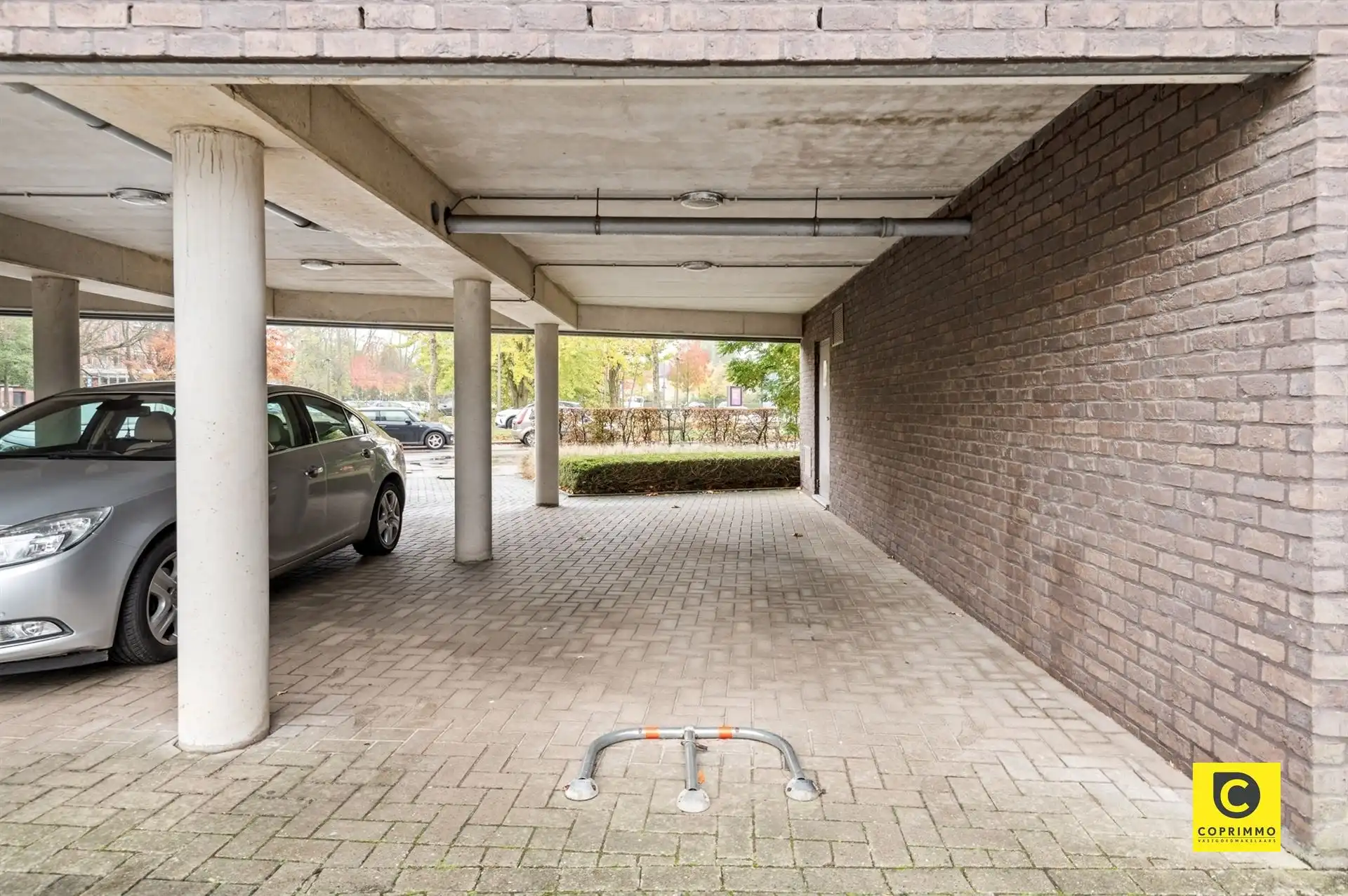 Overdekte autostaanplaats foto {{pictureIndex}}