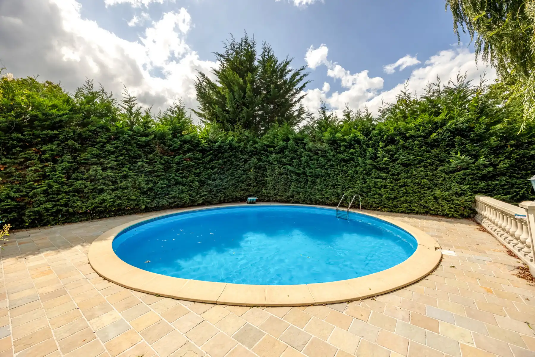 Exclusieve laagbouwvilla met binnen-en buitenzwembad foto 27