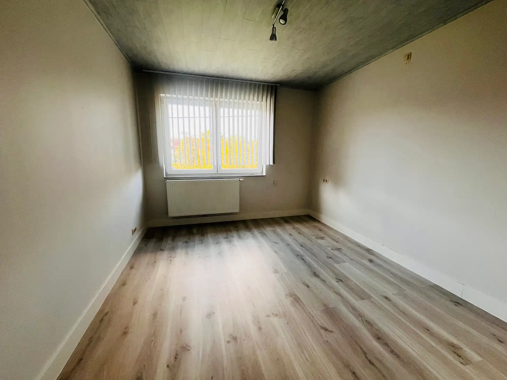 RUIME WONING MET 3 SLPK EN ZONNIGE TUIN. foto 13