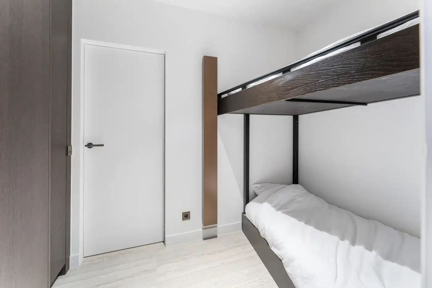 Exclusief afgewerkt en instapklaar 2 slaapkamer appartement met zeezicht en zonneterras op het Albertplein. foto 9