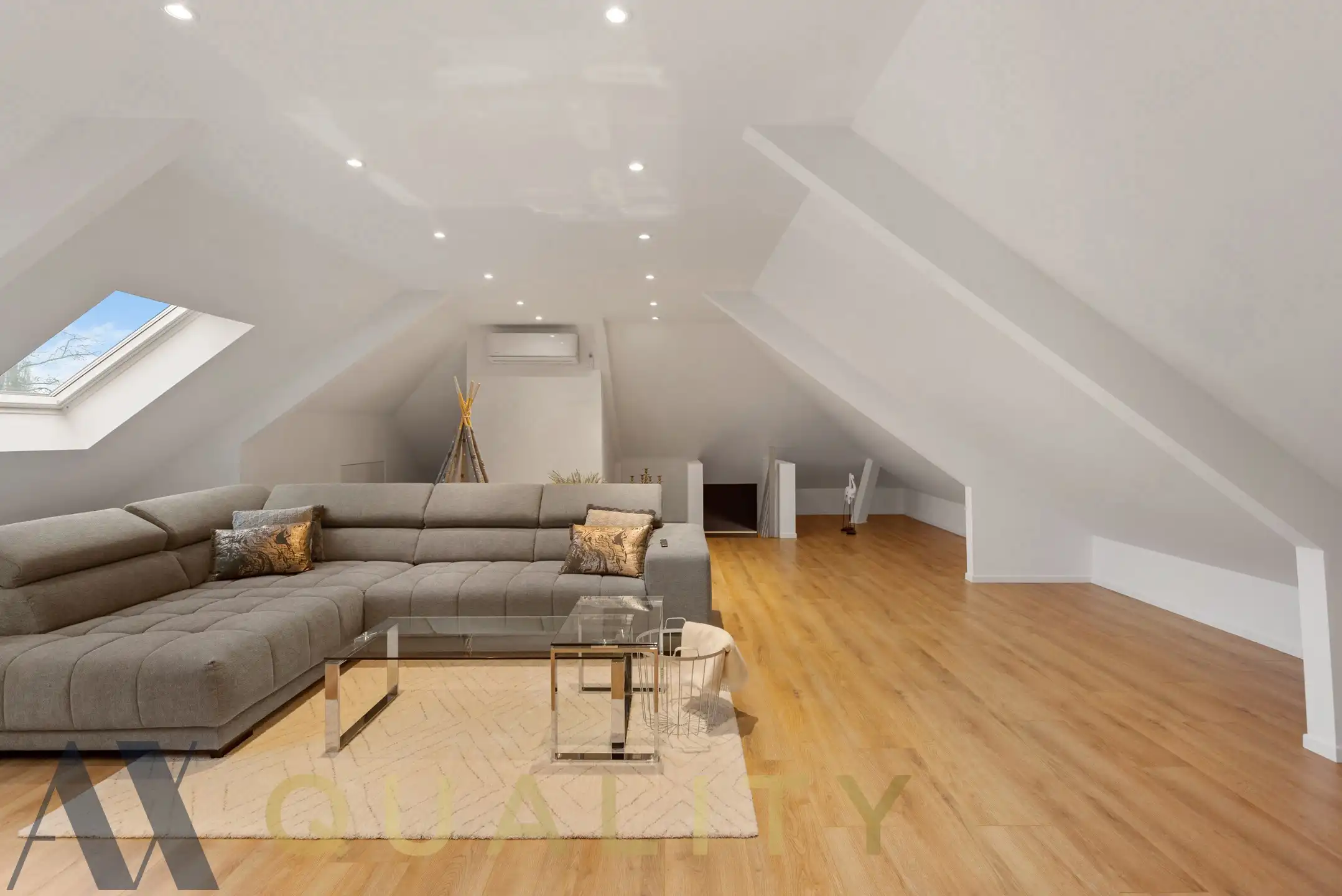 Unieke volledig gerenoveerde Villa met 5 slaapkamers, 2 badkamers, garage, groot terras, ruime tuin, zwembad, fitnessruimte en oprit op een terrein van 16 are 80 ca foto 21